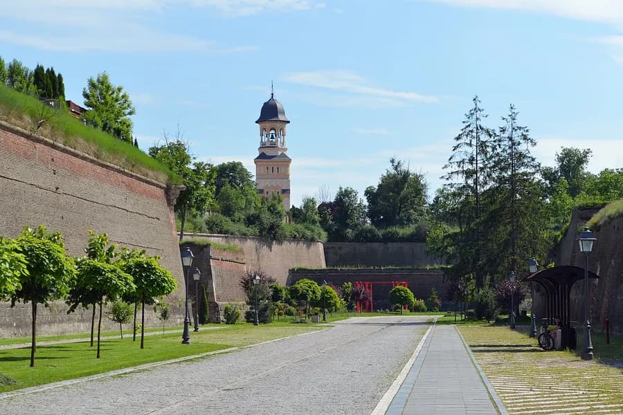 Aleile cetății Alba Carolina din Alba Iulia, cu turnul Catedralei Încoronării.