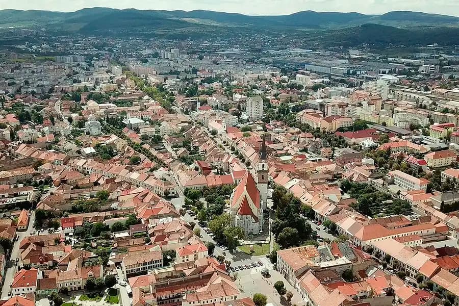 Centrul istoric al Bistriței văzut de sus, cu turnul Bisericii Evanghelice.