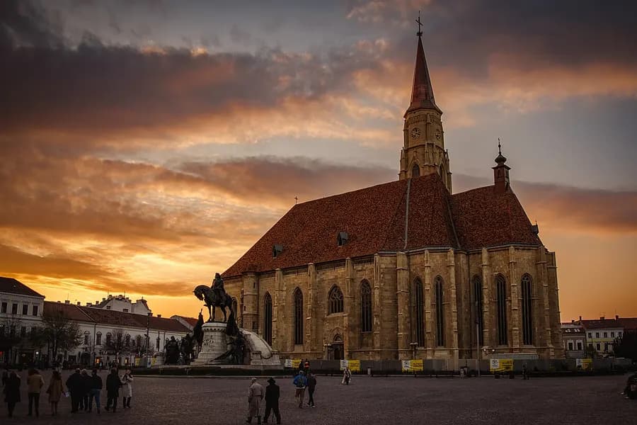 Biserica Sfântul Mihail din Piața Unirii, Cluj-Napoca, la apus.