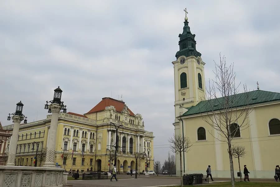 Piața Unirii din Oradea, cu clădirile istorice din centru.