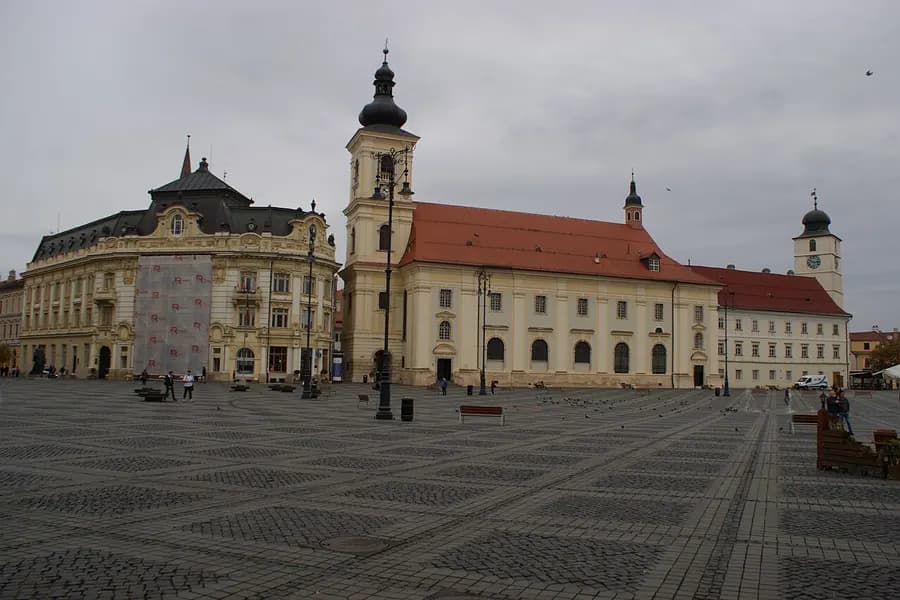 Piața Mare din Sibiu, cu primăria și biserica romano-catolică.