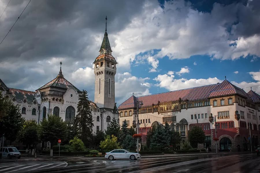 Palatul Administrativ și Palatul Culturii din centrul orașului Târgu Mureș.