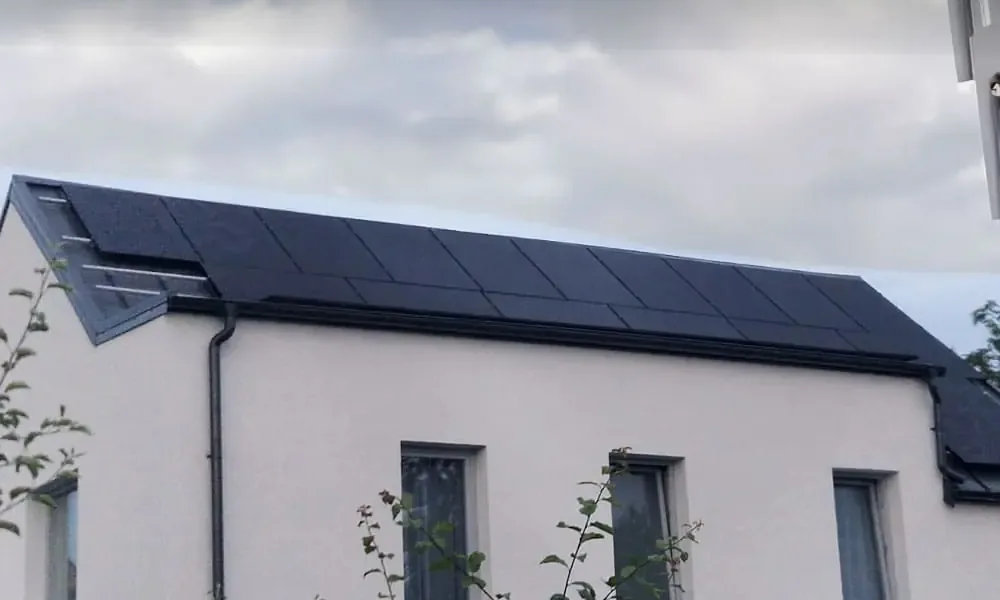 Panouri fotovoltaice all-black pe acoperiș înclinat în Apahida