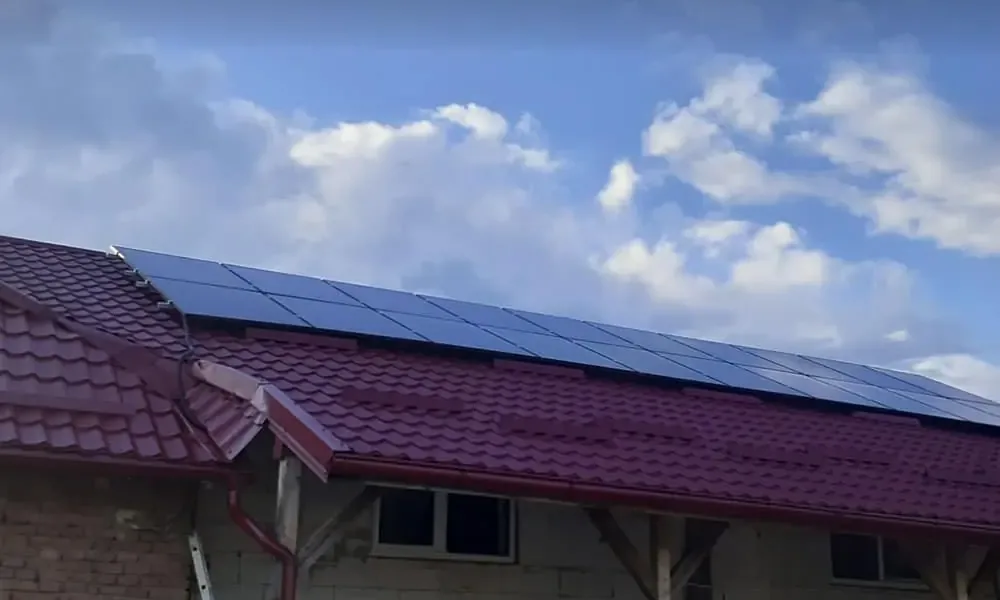 Echipa ElectroSun în timpul instalării unui sistem fotovoltaic la o casă din Elciu